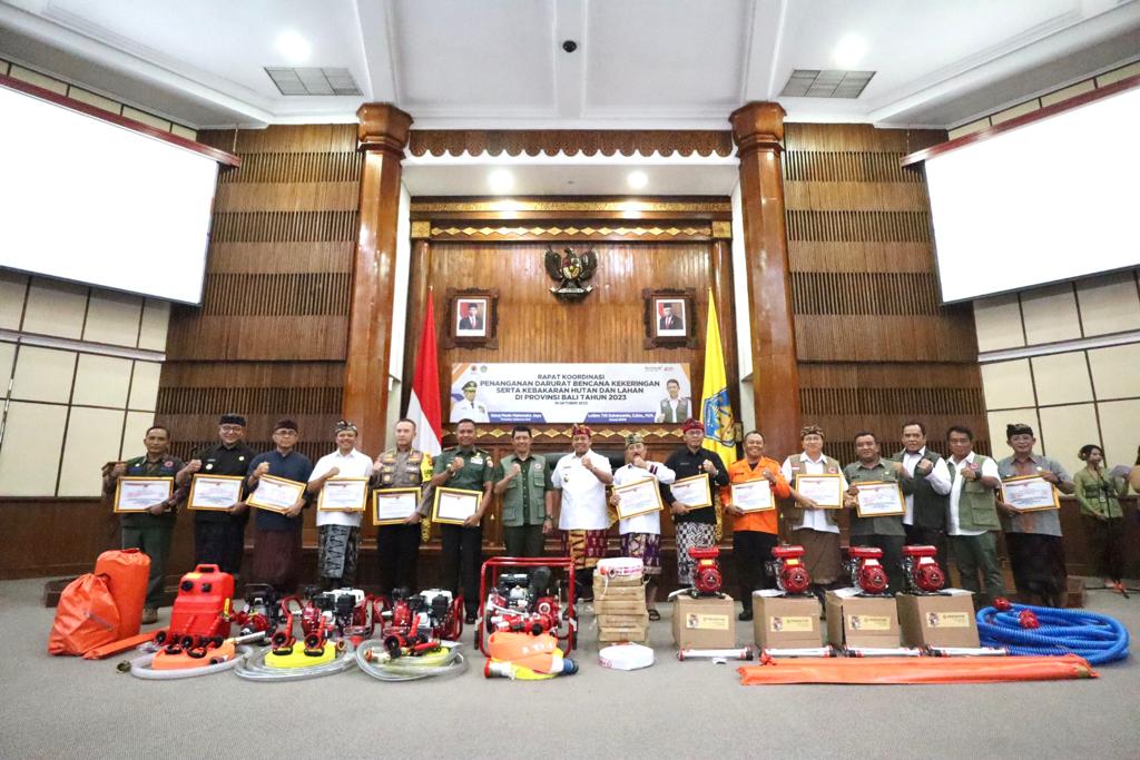 Foto bersama usai penyerahan dukungan DSP untuk penanganan kekeringan dan kebakaran TPA Suwung di sela Rapat Koordinasi Penanganan Darurat Bencana Kekeringan Serta Kebakaran Hutan dan Lahan di Provinsi Bali yang digelar di Kantor Gubernur Bali, Kota Denpasar, Bali, Kamis (19/10).